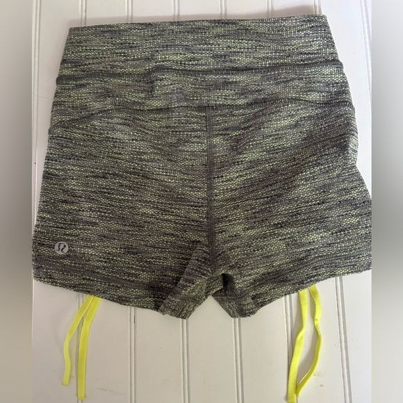 LULULEMON Liberty shorts in excellent condition womens size 0/2 - Picture 2 of 6